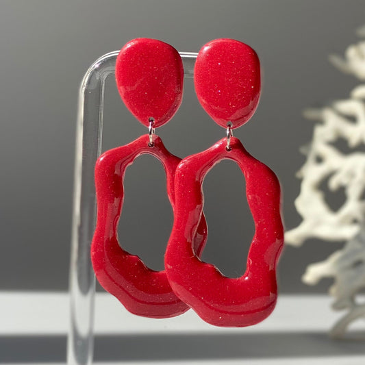 Boucles d'oreille Allure rouge en pâte polymère vue en gros plan