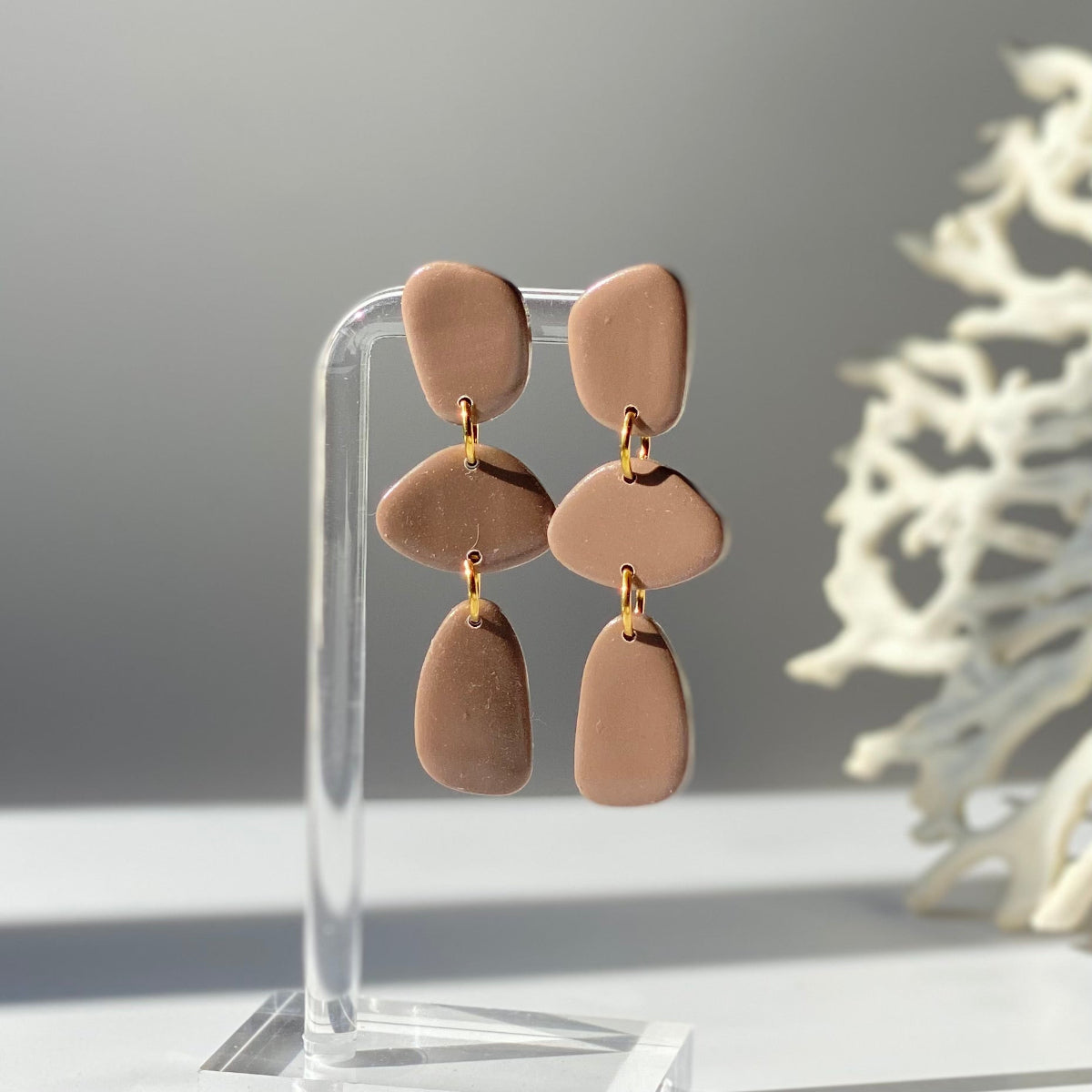 Boucles d'oreilles Galéa brun mat en pâte polymère vue de face