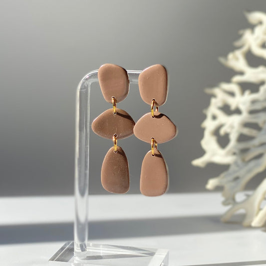 Boucles d'oreilles Galéa brun mat en pâte polymère vue de face