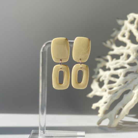Boucles d'oreilles beige en pâte polymère vue de face