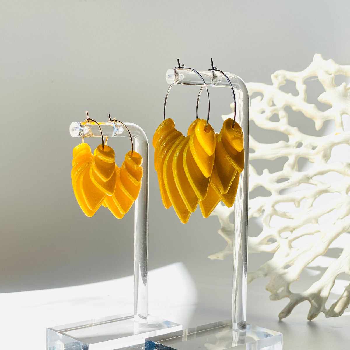 Boucles d'oreilles solar jaune en pâte polimère vue de profil