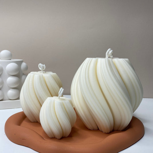 La bougie Lola en cire végétale de colza parfumée, de la collection Divine chez Nadd Concept, viendra apporter une touche de charme et d’élégance, à votre décoration.