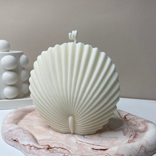 La bougie Paloma GM en cire végétale de colza parfumée, de la collection Divine chez Nadd Concept, viendra apporter une touche de charme et d’élégance, à votre décoration.