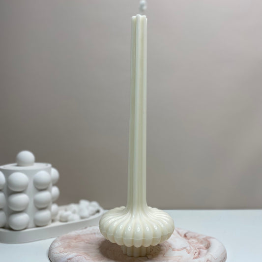 La bougie Vela GM en cire végétale de colza parfumée, de la collection Divine chez Nadd Concept, viendra apporter une touche de charme et d’élégance, à votre décoration.