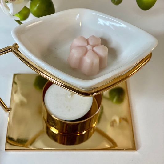 Le brûle-parfums Matelot, en métal et céramique blanche ne manque pas d'originalité.