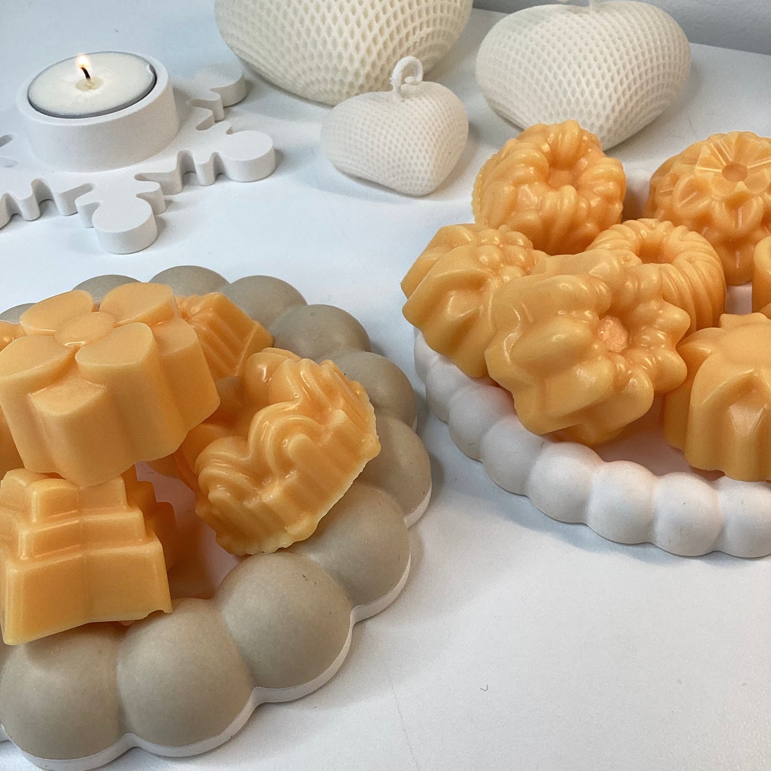 Découvrez une expérience sensorielle inoubliable avec nos fondants parfumés en cire végétale, avec des parfums de Grasse, conçus pour vous offrir un moment de bien-être et une ambiance parfumée apaisante.