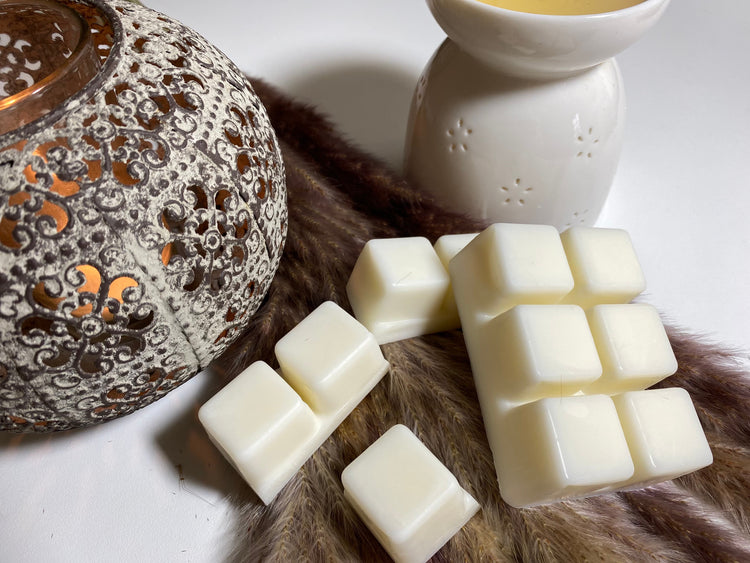 Les tablettes fondants sauront parfumer longtemps votre intérieure. A fractionner et a placer dans un bruleur, au dessus d'une bougie chauffe-plat, la cire fondue libérera le parfum pour embaumer votre pièce.