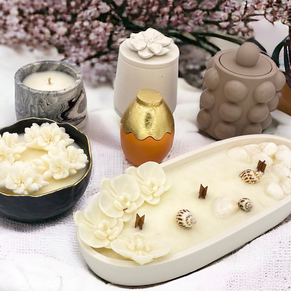 Nos bougies Signature sont soigneusement coulées dans un pot fait à la main dans notre propre atelier.