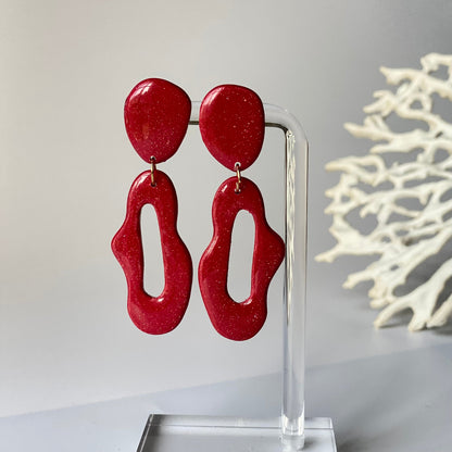 Boucles d'oreilles Aluréa rouge framboise métalisé en pâte polymère vue de face