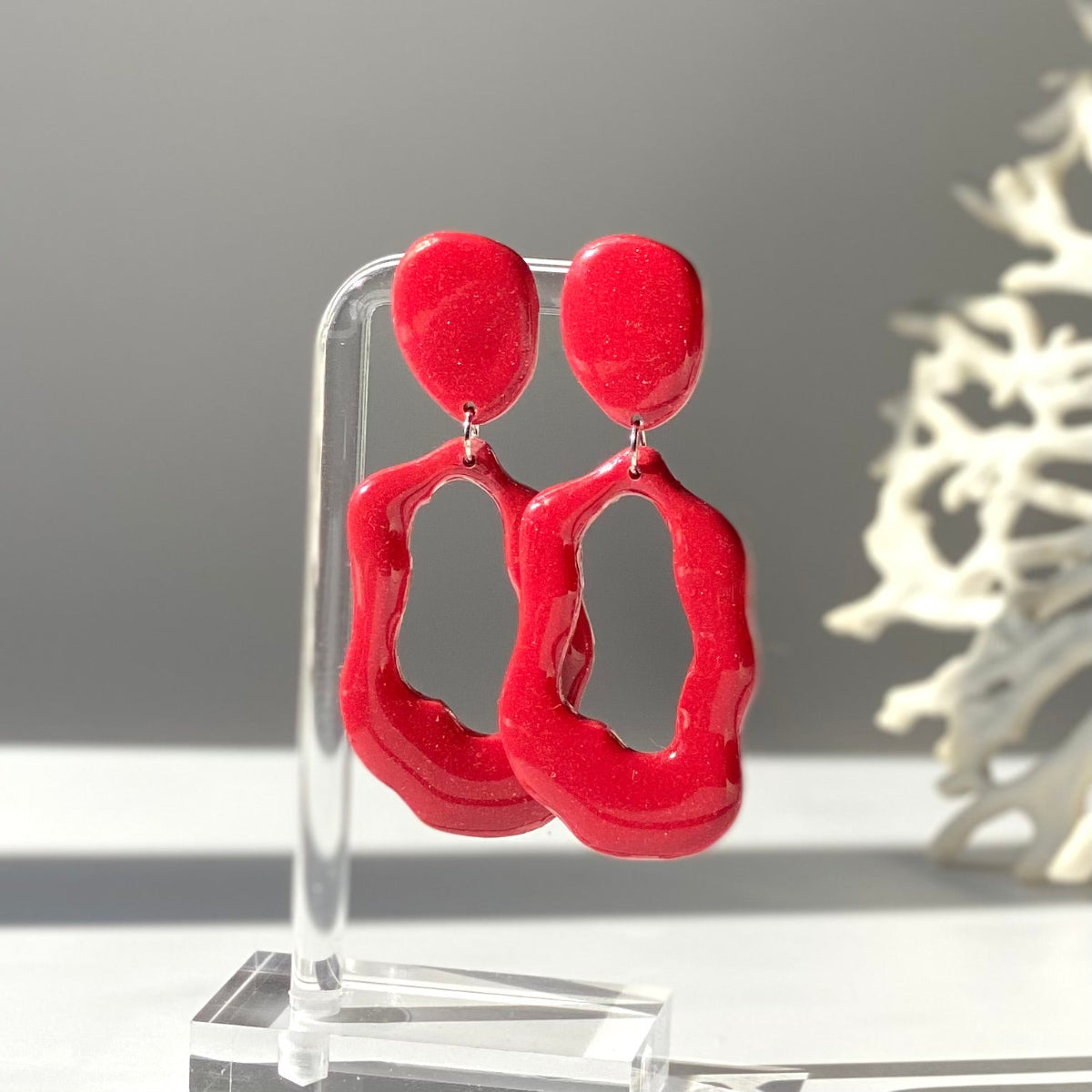 Boucles d'oreilles Allure rouge en pâte polymère vue de face