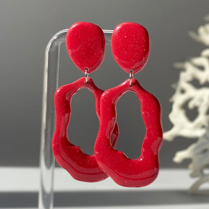 Boucles d'oreille Allure rouge en pâte polymère vue en gros plan