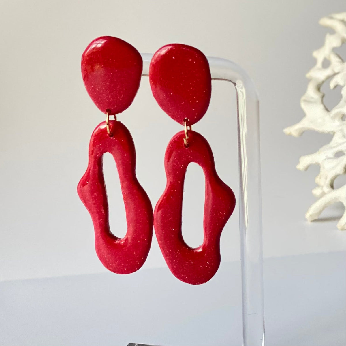 Boucles d'oreilles Aluréa rouge framboise métalisé en pâte polymère vue en gros plan