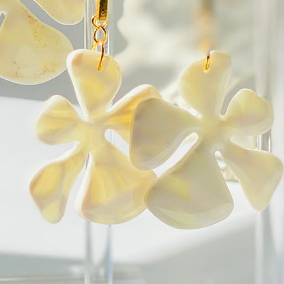 Boucles d'oreilles Balaia blanche et jaune pâle translucide en pâte polymère, vue en gros plan