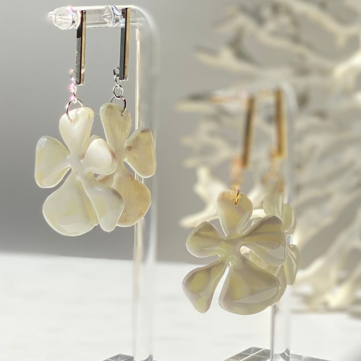 Boucles d'oreilles Balaia blanche et jaune pâle translucide vue de face