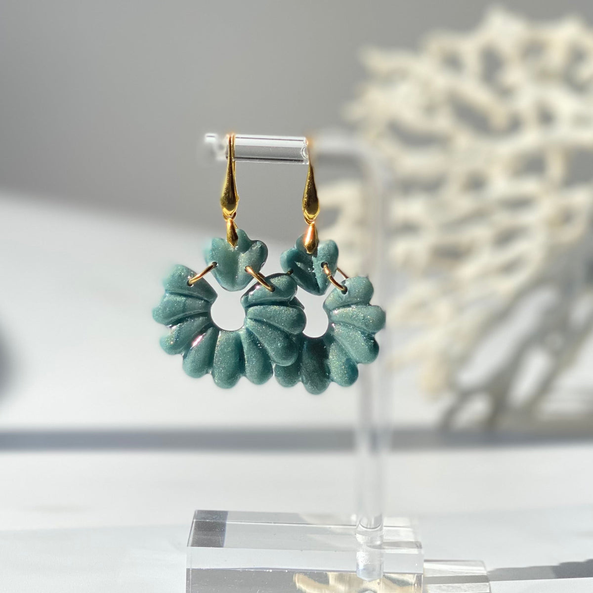 Boucles d'oreille Gaia turquoise foncé métallique en pâte polymère vue de face