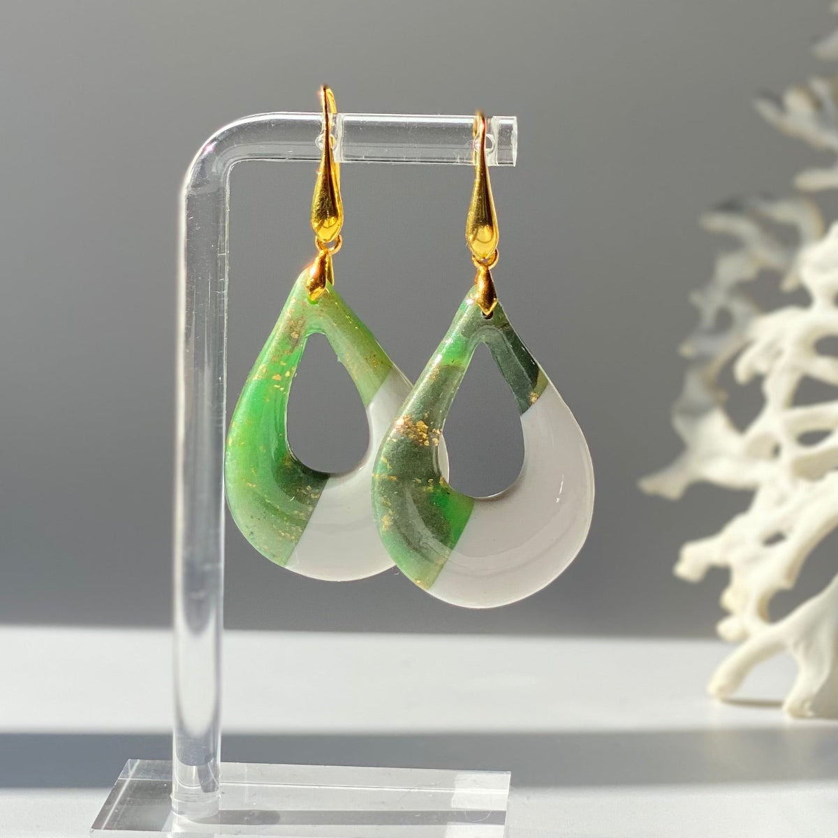 Boucles d'oreilles Liméa bicolore blanche et verte en pâte bicolore vue de face