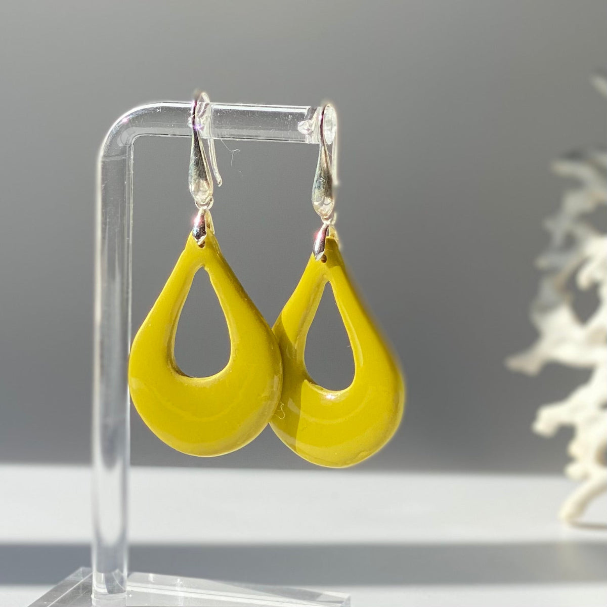 Boucles d'oreille Liméa vert anis en pâte polymère vue de face