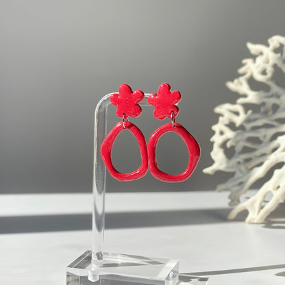 Boucles d'oreilles Muse rouge en pâte polymère vue de face
