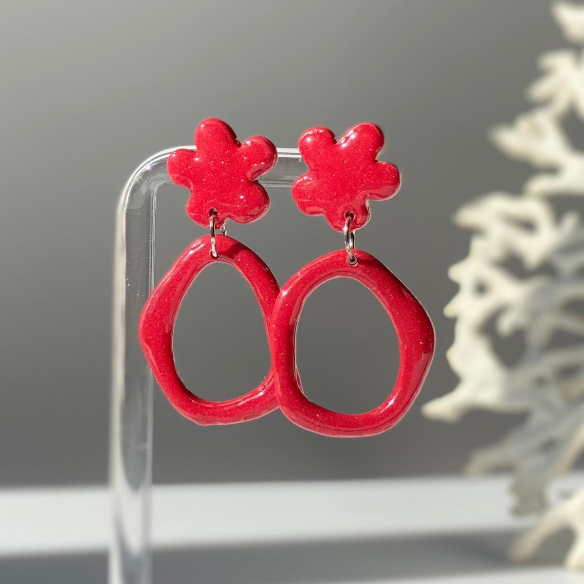 Boucles d'oreilles Muse rouge en pâte polymère vue en gros plan