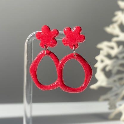 Boucles d'oreilles Muse rouge en pâte polymère vue en gros plan