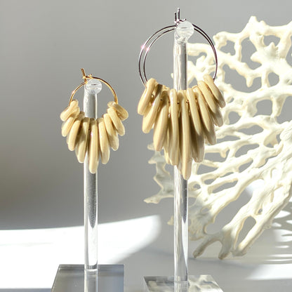 Boucles d'oreilles Solar beige, en pâte polymère vue de face 