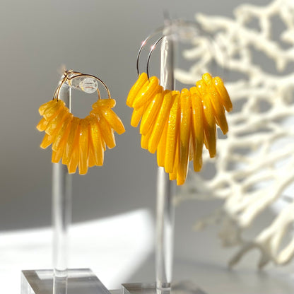 Boucles d'oreilles Solar jaune métalisé en pâte polymère - vue de face