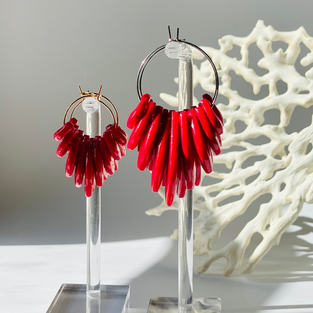 Boucles d'oreilles Solar rouge en pâte polymère vue de face