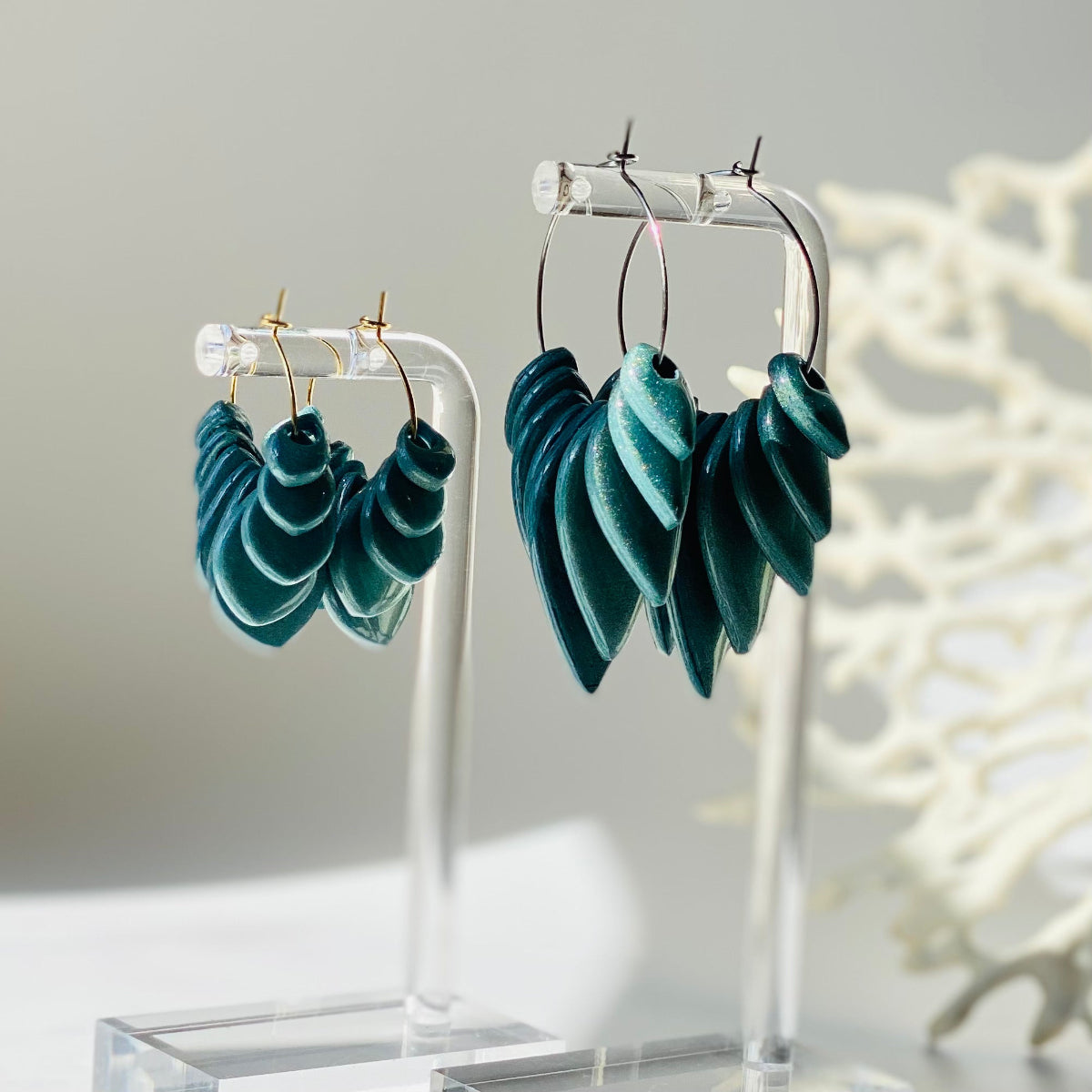 Boucles d'oreilles solar turquoise foncé métalisé en pâte polimère  vue de profil