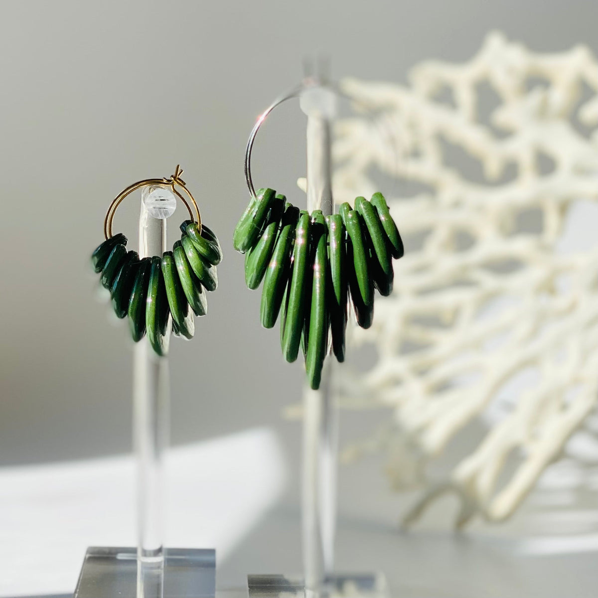 Boucles d'oreilles Solar vert olive en pâte polymère, vue de face