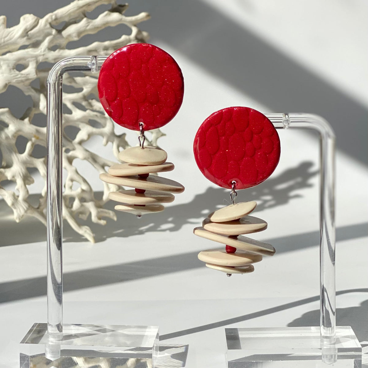 Boucles d'oreilles Vénus rouge et blanche en pâte polymère vue de face