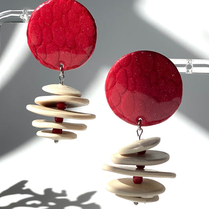 Boucles d'oreilles Vénus rouge et blanche en pâte polymère vue en gros plan