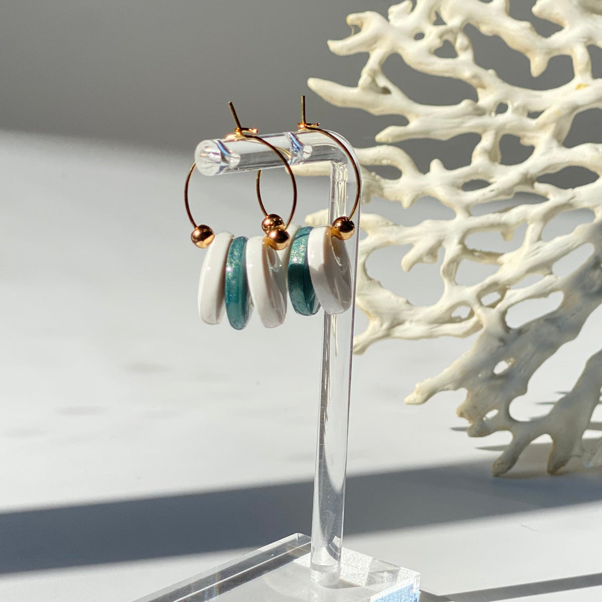 Boucles d'oreilles Vendôme turquoise foncé métalisé en pâte polymère vue de profil
