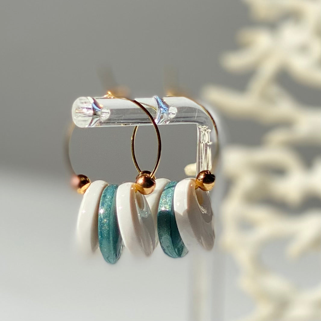 Boucles d'oreilles Vendôme turquoise foncé métalisé en pâte polymère vue en gros plan