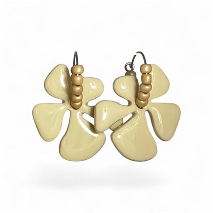 Boucles d'oreilles Palma en acier inoxydable, pampille florale en pâte polymère écrue et perles de rocaille écrues nacrées