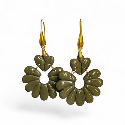 Boucles d’oreilles pendantes GAIA vert kaki en pâte polymère façonnée à la main, composées d’un cœur stylisé et d’une fleur ajourée aux pétales arrondis, avec attaches dorées – Nadd Concept.