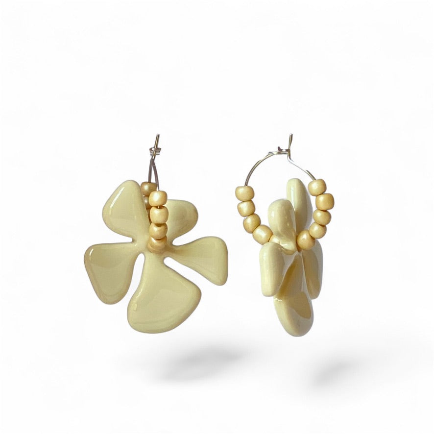 Boucle d'oreille Palma avec créole dorée en acier inoxydable, pampille florale en pâte polymère terracotta et perles de rocaille nacrées.
