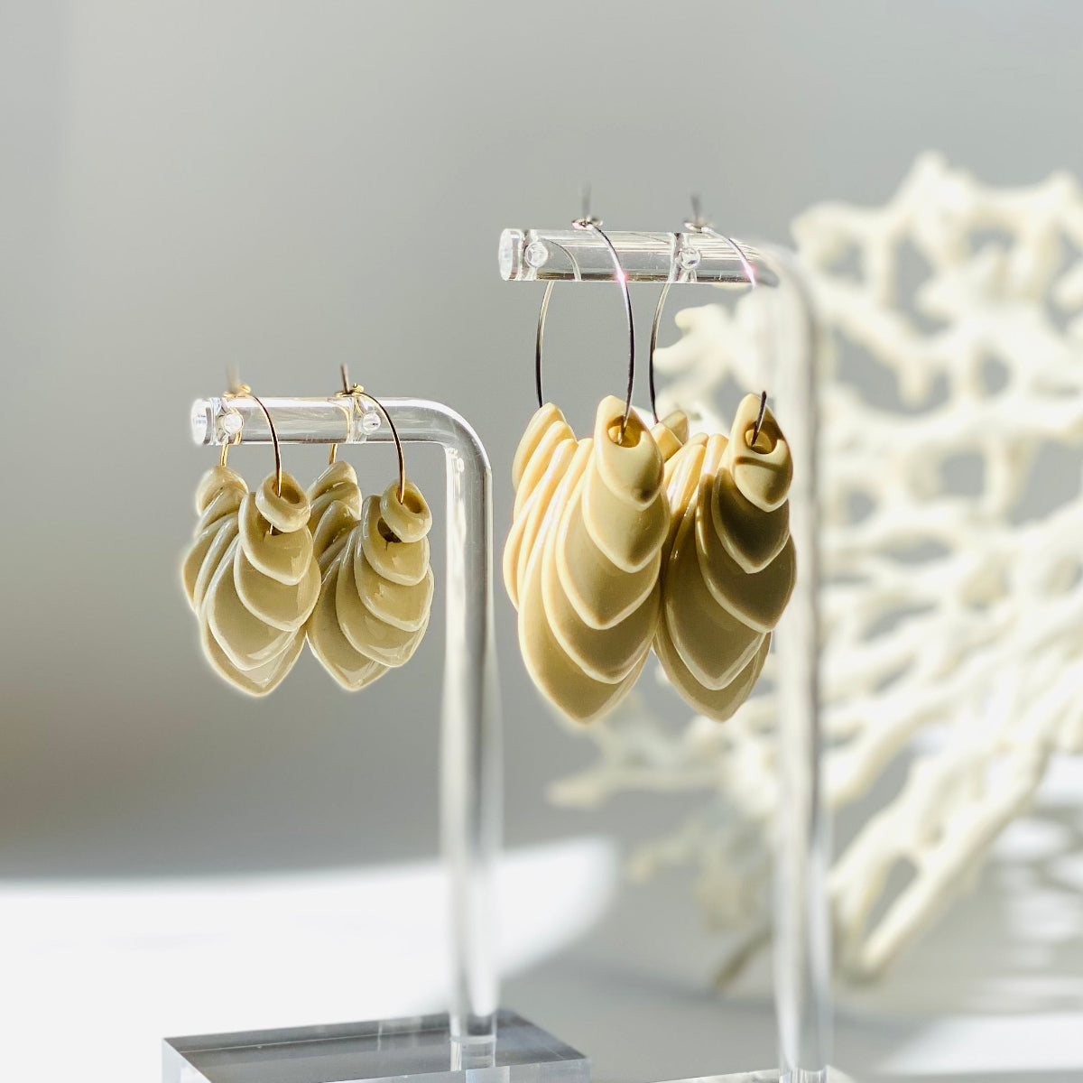 Boucles d'oreilles solar beige en pâte polimère  vue de profil