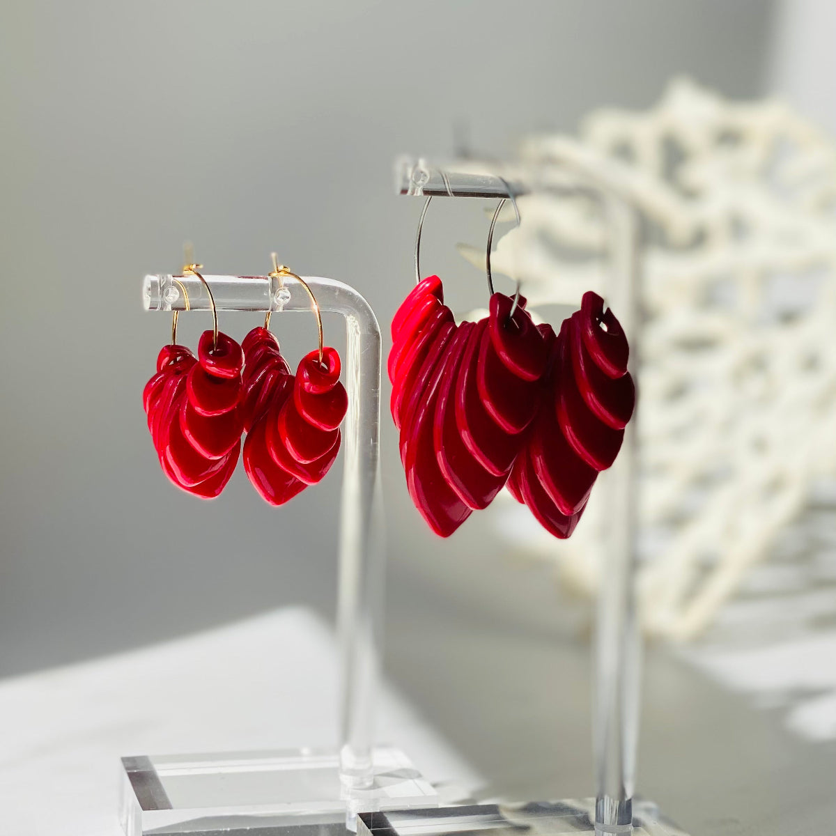 Boucles d'oreilles solar rouge en pâte polimère  vue de profil