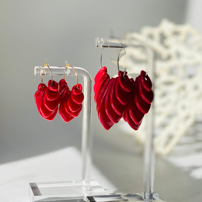 Boucles d'oreilles solar rouge en pâte polimère  vue de profil