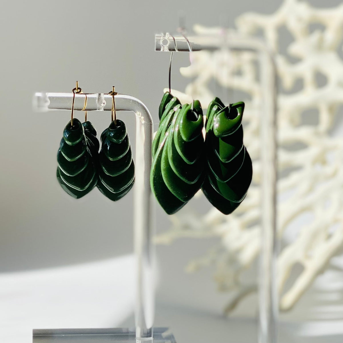 Boucles d'oreilles solar vert olive en pâte polimère  vue de profil