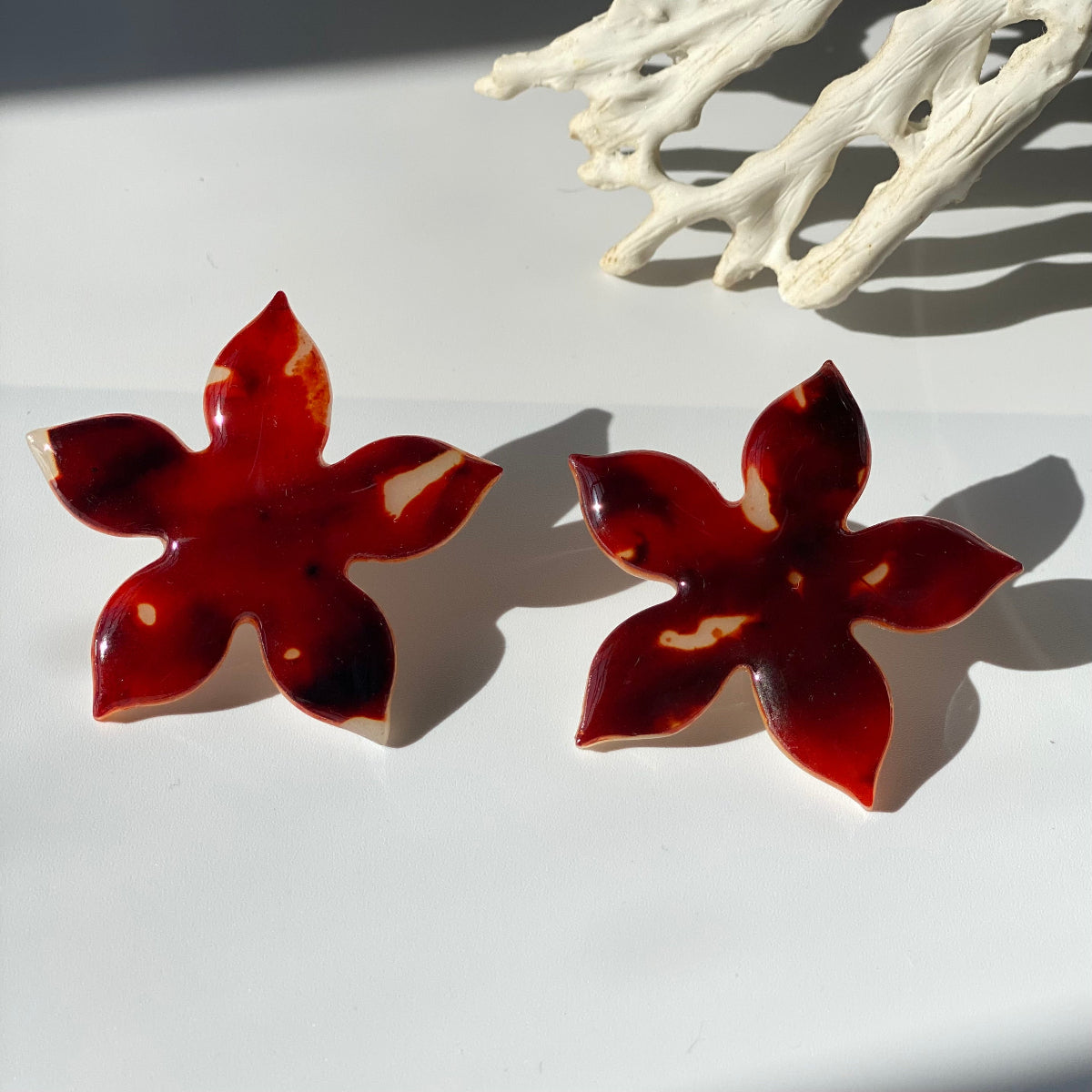 Boucles d'oreille Évora effet turtle en pâte polymère vue de face