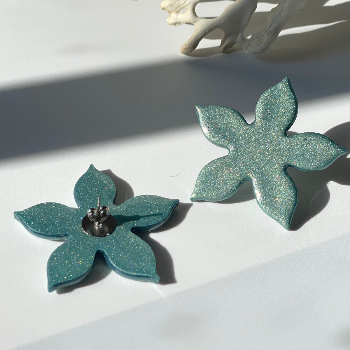 Boucles d'oreilles Évora turquoise foncé métallique en pâte polymère vue de derrière