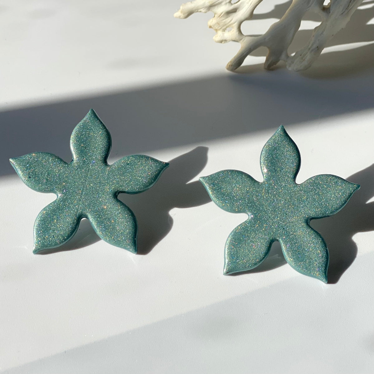 Boucles d'oreille Évora turquoise foncé métallique en pâte polymère vue de face