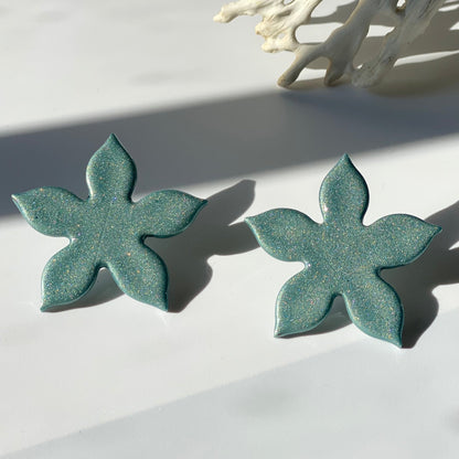 Boucles d'oreille Évora turquoise foncé métallique en pâte polymère vue de face
