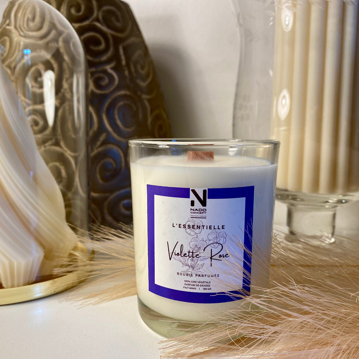 Bougie parfumée Violette et Rose, cire végétale et verre transparent avec couvercle en bois naturel