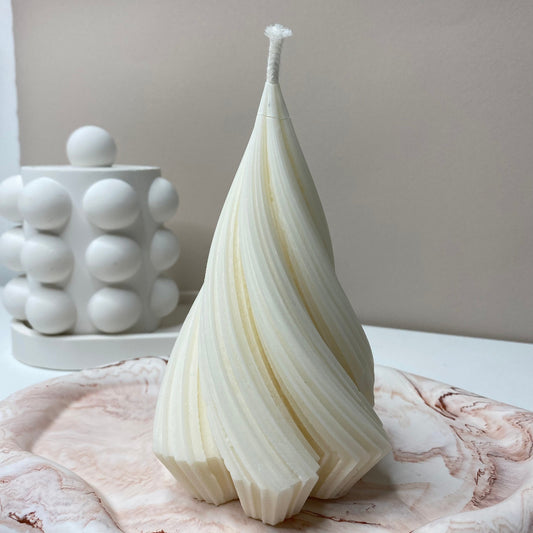 La bougie Eva GM en cire végétale de colza parfumée,  de la collection Divine chez Nadd Concept, viendra apporter une touche de charme et d’élégance, à votre décoration.