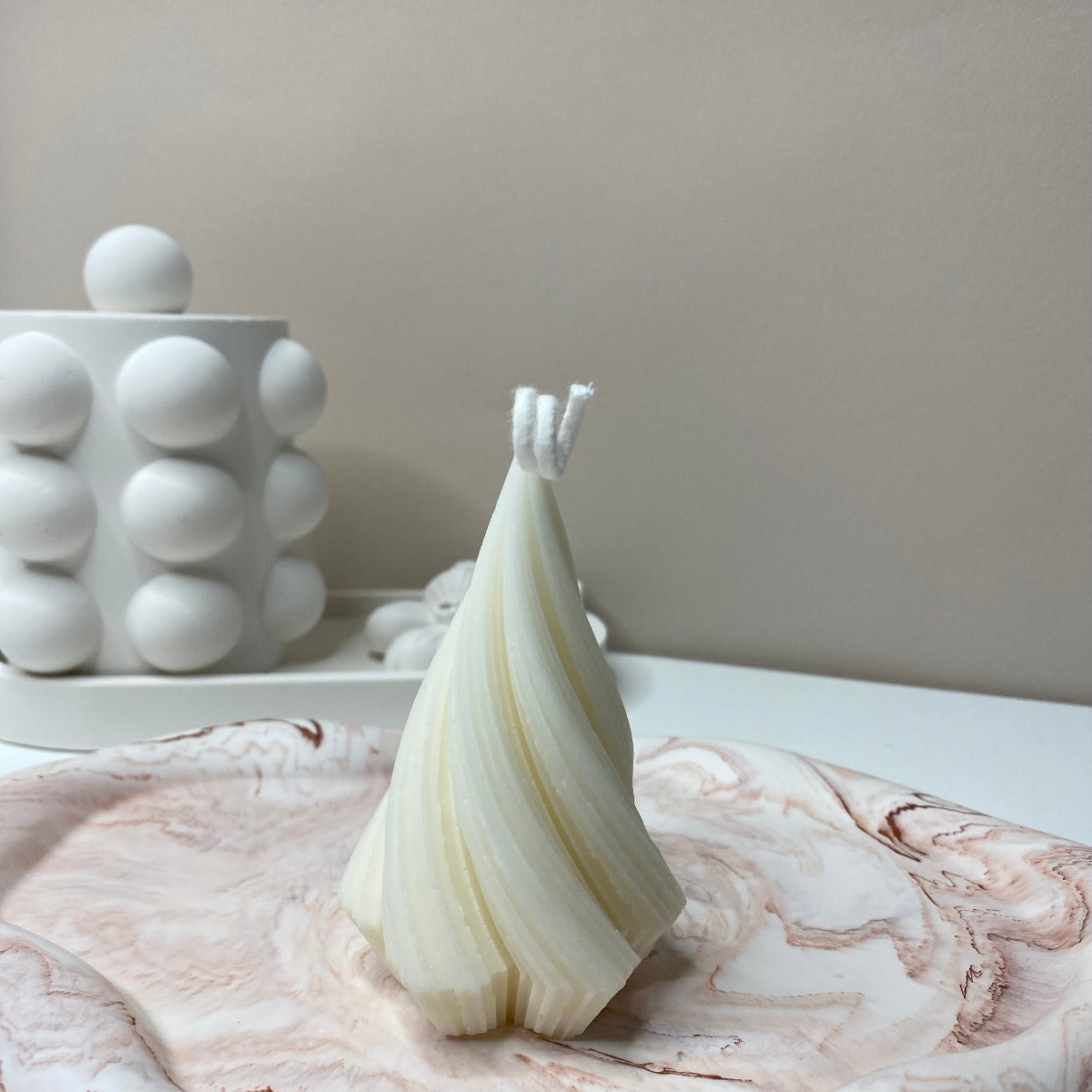 La bougie Eva PM en cire végétale de colza parfumée,  de la collection Divine chez Nadd Concept, viendra apporter une touche de charme et d’élégance, à votre décoration.