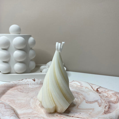 La bougie Eva PM en cire végétale de colza parfumée,  de la collection Divine chez Nadd Concept, viendra apporter une touche de charme et d’élégance, à votre décoration.