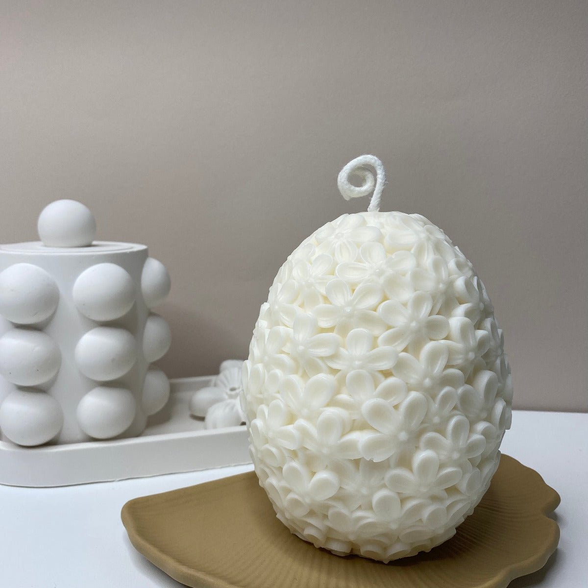 La bougie Orphéa en cire végétale de colza parfumée,  de la collection Divine chez Nadd Concept, viendra apporter une touche de charme et d’élégance, à votre décoration.