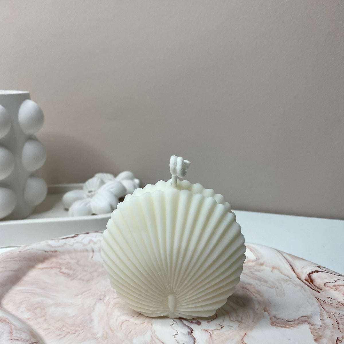 La bougie Paloma PM en cire végétale de colza parfumée,  de la collection Divine chez Nadd Concept, viendra apporter une touche de charme et d’élégance, à votre décoration.